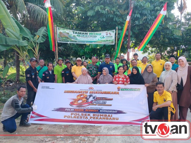 Foto: Aksi warga dan aparat dalam program Green Policing di Rumbai untuk lingkungan